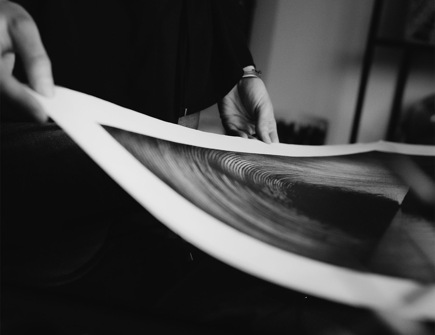 Nahaufnahme in schwarz weiß der Hände der Künstlerin mit einem Detail des Bildes "Liebe"