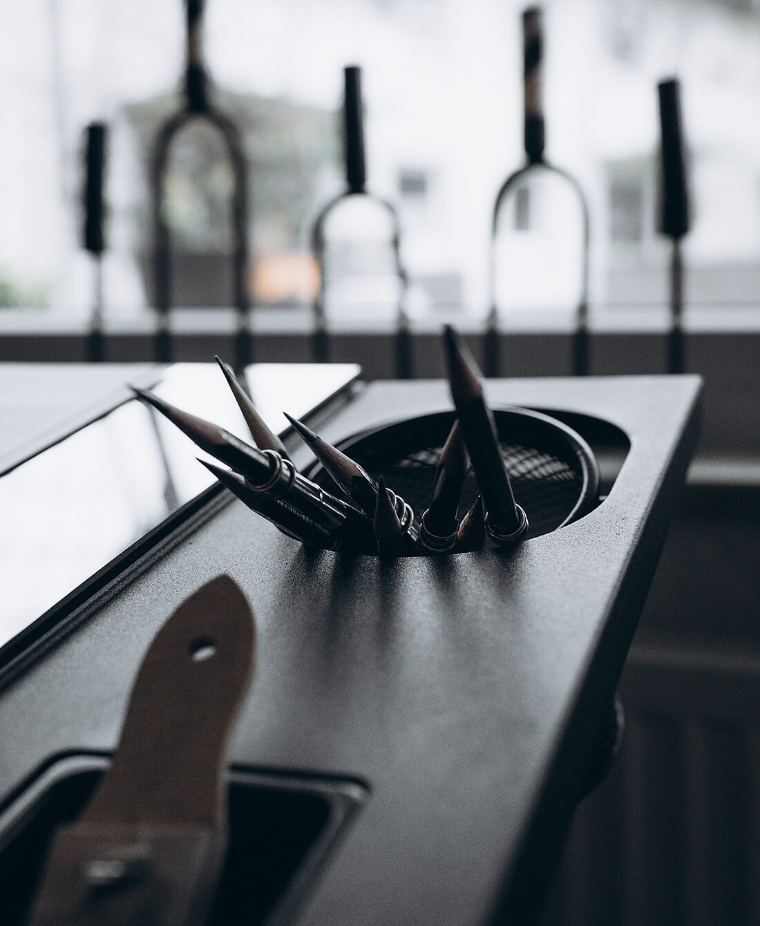 Nahaufnahme - Bleistifte neben dem Zeichentisch.