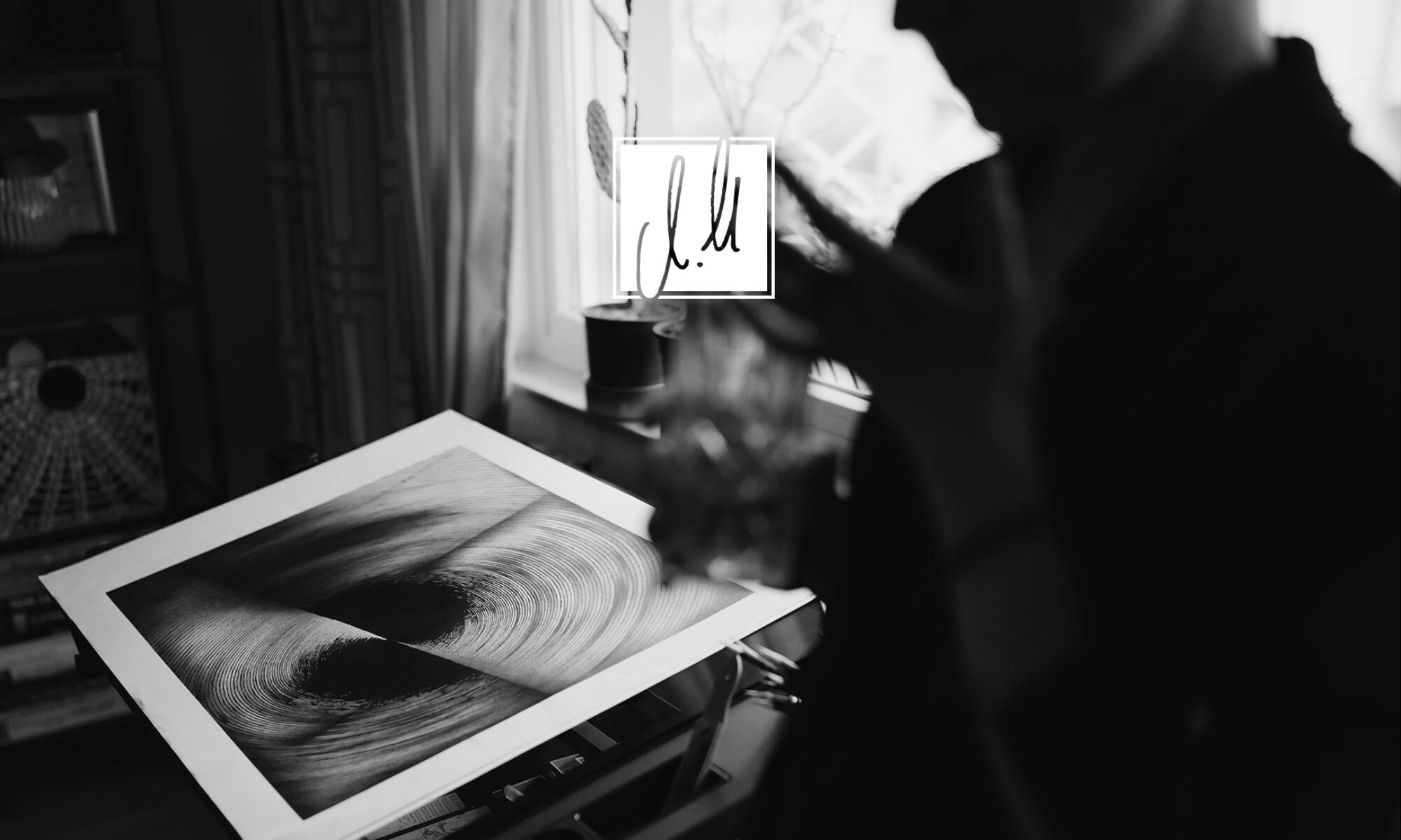 Atmosphärisches schwarz-weiß Bild mit der verschwommenen Silhouette der Künstlerin. Sicht auf eines ihrer Werke im Hintergrund.